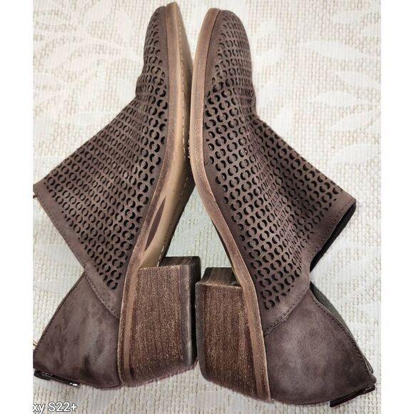 Vince Camuto slip on block heeled booties - Picture 6 of 10